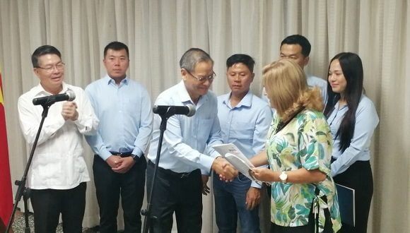 Empresa vietnamita entrega donativo para ayudar a Matanzas